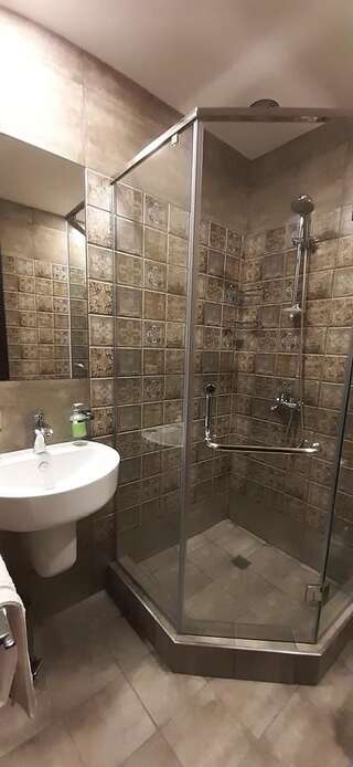 Хостелы Loft Host Ереван Cемейный номер с собственной ванной комнатой-5