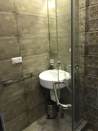 Хостелы Loft Host Ереван Cемейный номер с собственной ванной комнатой-3